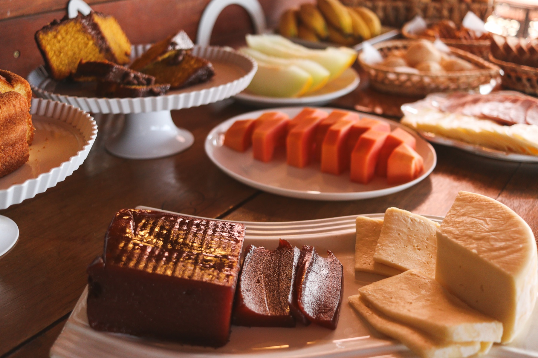 Produtos servidos no café da manhã da Pousada Praeros