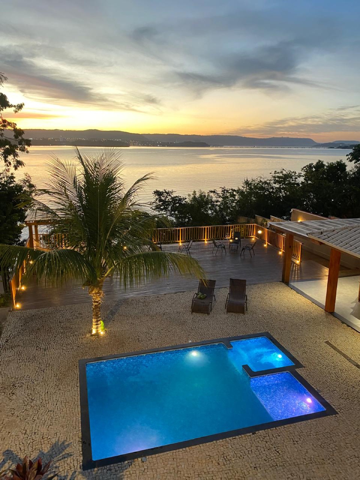 Piscina e vista do lago no Rancho Verano em Rifaina